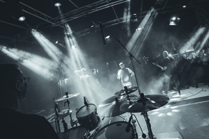 Blick Drummer auf Buehne live in Wisamr