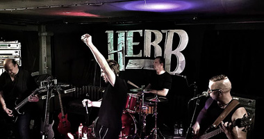 Pitt mit HERB live Grunge-Rock