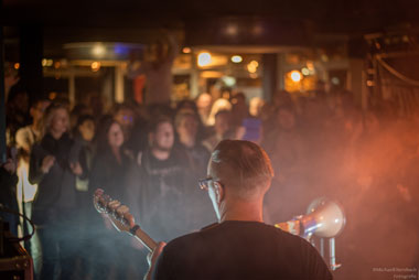 Kalle Basser von HERB vor Publikum beim Live-Konzert