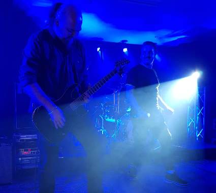 Lemmy mit seiner Ibanez Iron Label und Pitt live